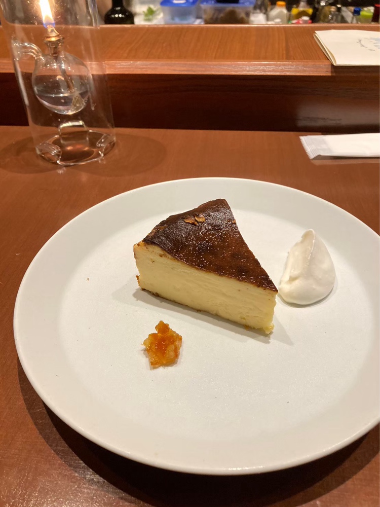 hiyoriのバーカウンターで頼んだチーズケーキの写真