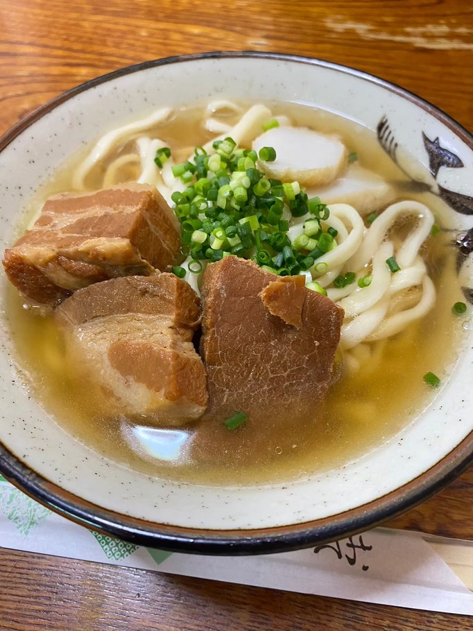 沖縄本島のきしもと食堂さんで食べた沖縄そばの写真