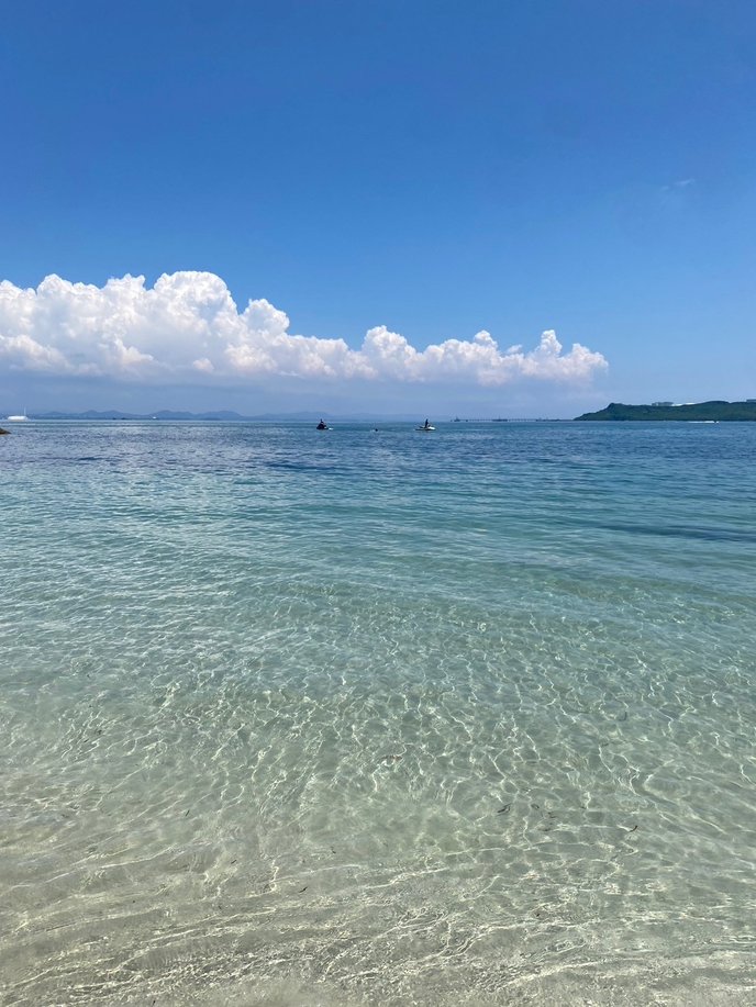 沖縄の透明度の高い綺麗な海の写真