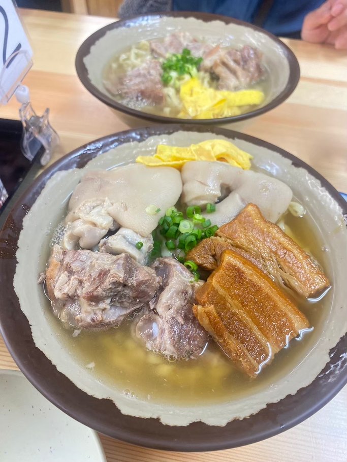 沖縄本島の浜屋さんで食べた沖縄そばの写真