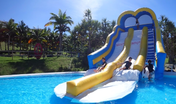 公式HPのリゾートのプール滑り台の写真。最後に出典つけています。