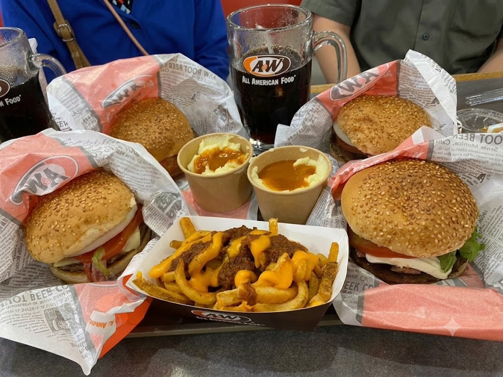 沖縄県のエンダーというハンバーガーチェーン店で頼んだハンバーガーとカーリーフライとルートビアの写真