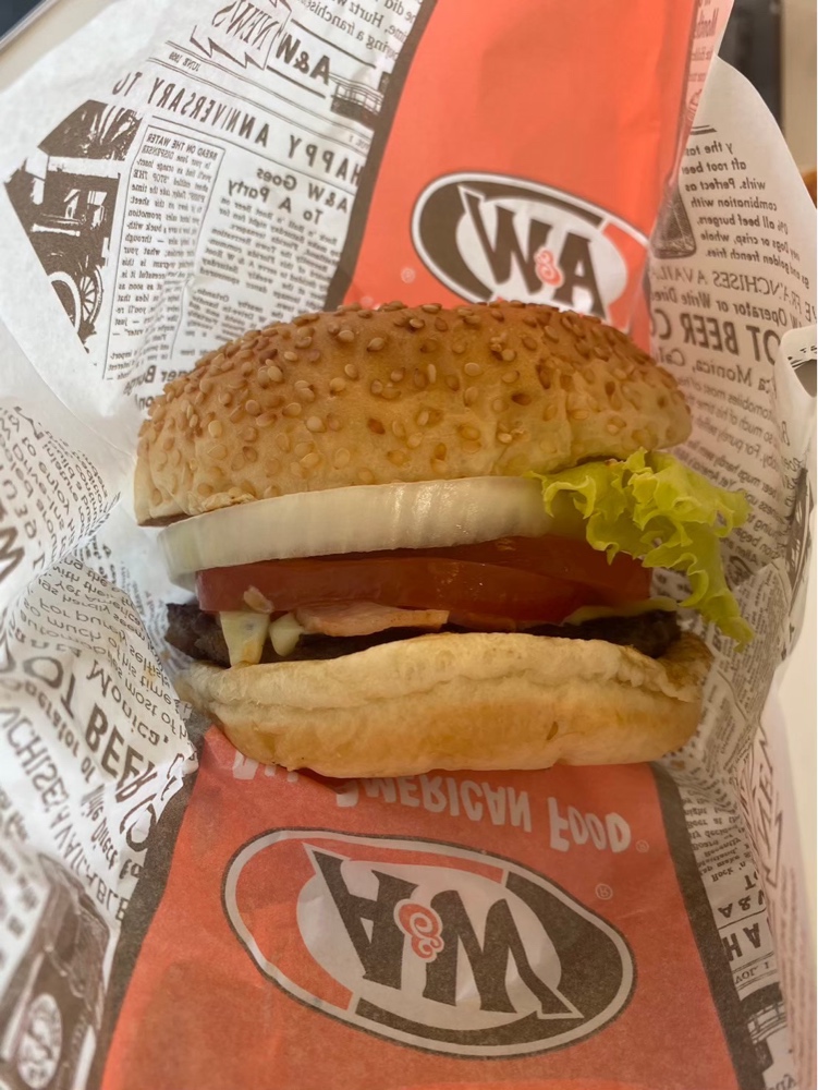 沖縄県のエンダーというハンバーガーチェーン店で頼んだハンバーガーの写真