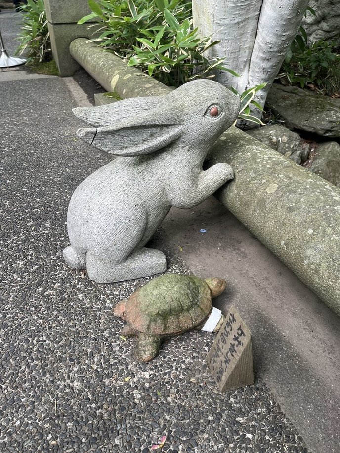 鎌倉の明月院のウサギと亀の置物の写真