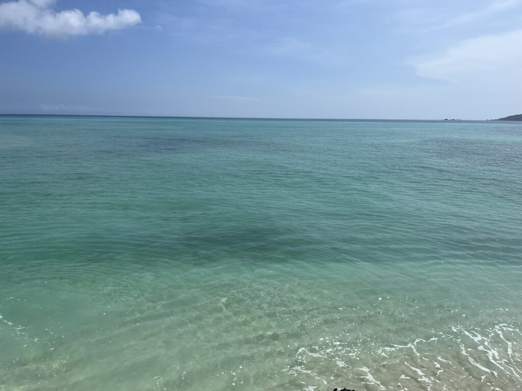 宮古島のエメラルドグリーンの綺麗な海の写真