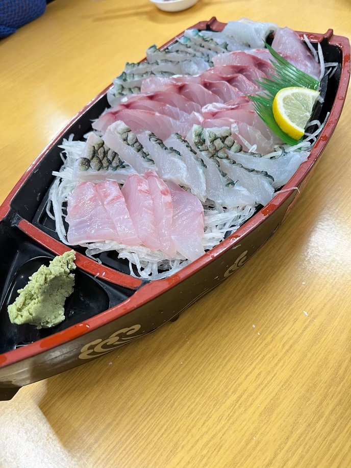 沖縄の牧志市場でお刺身を作ってもらった写真。船盛り。