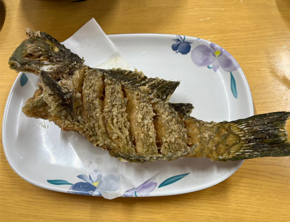 沖縄の牧志市場で魚の唐揚げを作ってもらった時の写真