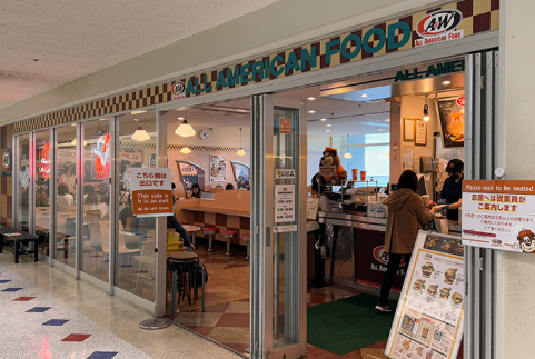沖縄県のエンダーというハンバーガーチェーン店の那覇空港店の外観写真
