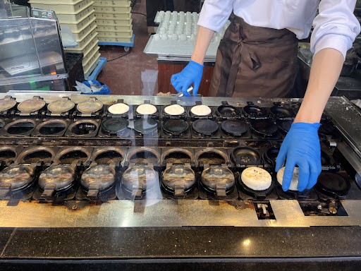 太宰府参道のかさの家の梅が枝餅を焼いている写真